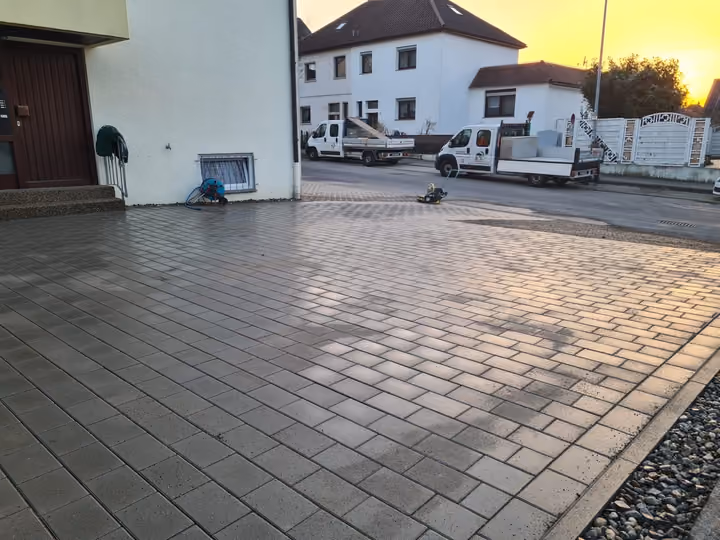 Gepflasterter Innenhof mit Stellplätzen zwischen zwei Wohngebäuden